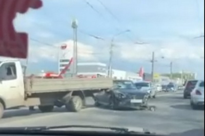 В Рязани на Московском шоссе столкнулись грузовик и легковушка